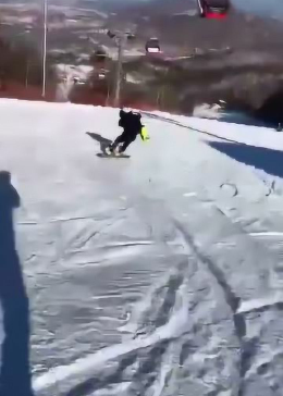 男子滑雪场上耍帅失误，雪杖飞出击中阻拦网