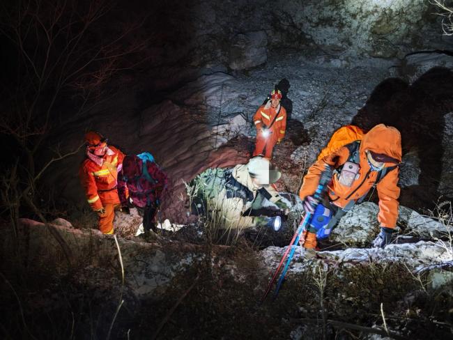 11名驴友雪夜困野山，生死时速的逆袭